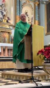 Paiporta cuatro meses después, padre gustavo durante la homilia, ramón de isequilla